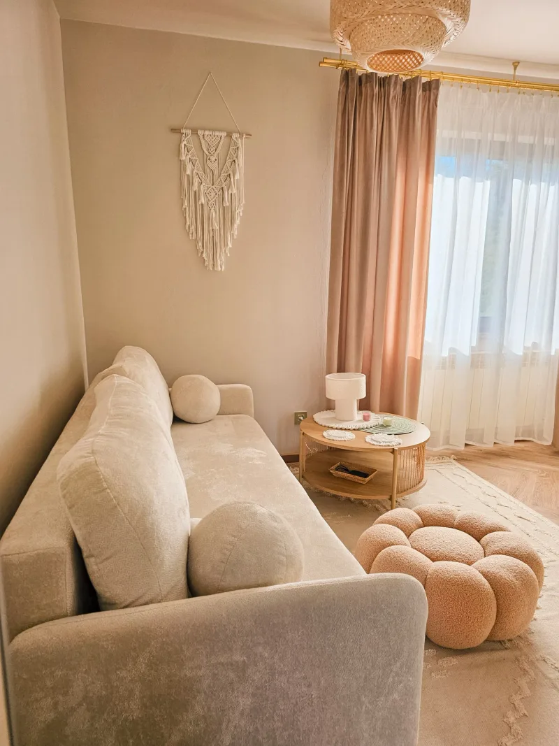 Rzeczywisty salon Apartamentu Boho w Check in Silence: jasne wnętrze, naturalne materiały i ciepłe kolory